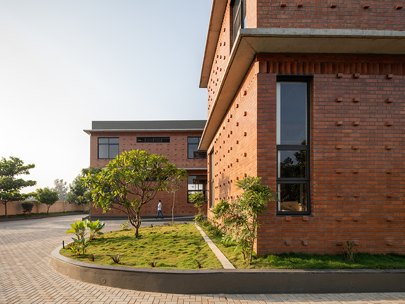 This-New-Complex-Of-The-National-School-of-Business-In-Bengaluru-Features-Biophilic-Elements-And-Climate-responsive-Architecture-03