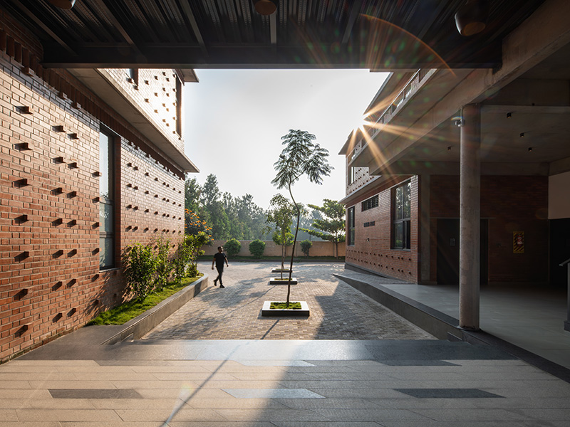 This-New-Complex-Of-The-National-School-of-Business-In-Bengaluru-Features-Biophilic-Elements-And-Climate-responsive-Architecture-04