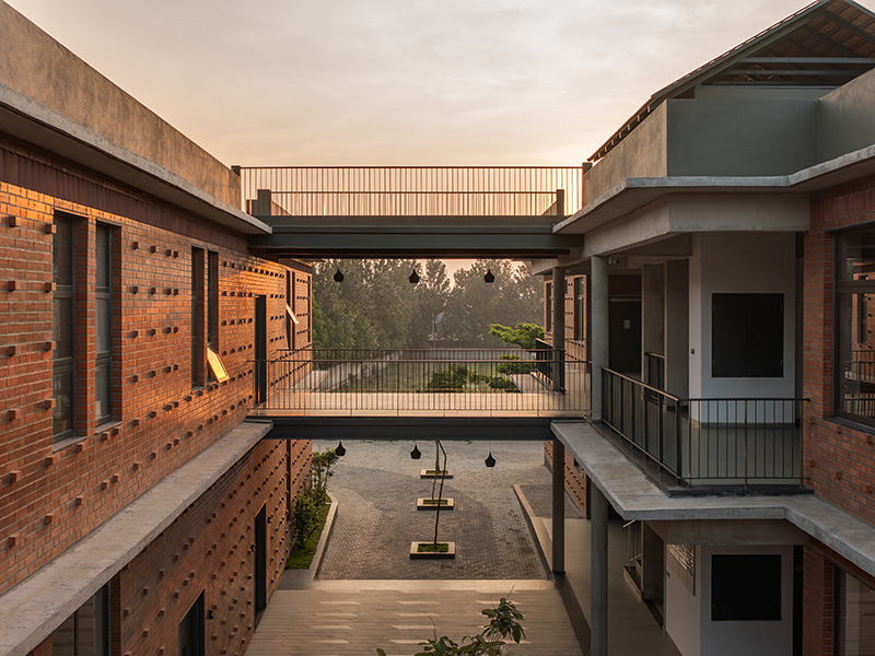 This-New-Complex-Of-The-National-School-of-Business-In-Bengaluru-Features-Biophilic-Elements-And-Climate-responsive-Architecture-06