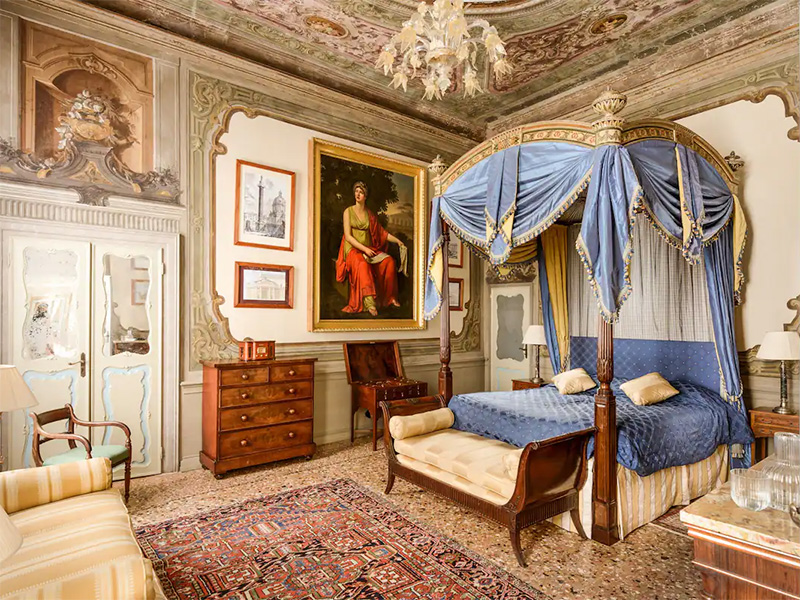 5-Luxe-Airbnbs-To-Treat-Yourself-To-Around-Venice--Gorgeous-Palazzo-Suites-To-Whimsical-Chic-Escapes-01