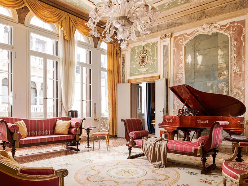 5-Luxe-Airbnbs-To-Treat-Yourself-To-Around-Venice--Gorgeous-Palazzo-Suites-To-Whimsical-Chic-Escapes-02