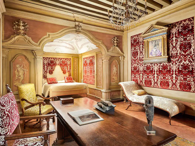 5-Luxe-Airbnbs-To-Treat-Yourself-To-Around-Venice--Gorgeous-Palazzo-Suites-To-Whimsical-Chic-Escapes-09