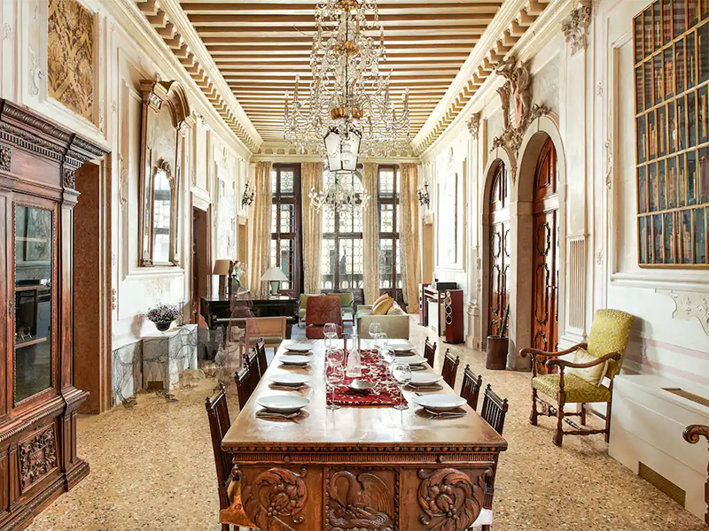 5-Luxe-Airbnbs-To-Treat-Yourself-To-Around-Venice--Gorgeous-Palazzo-Suites-To-Whimsical-Chic-Escapes-10