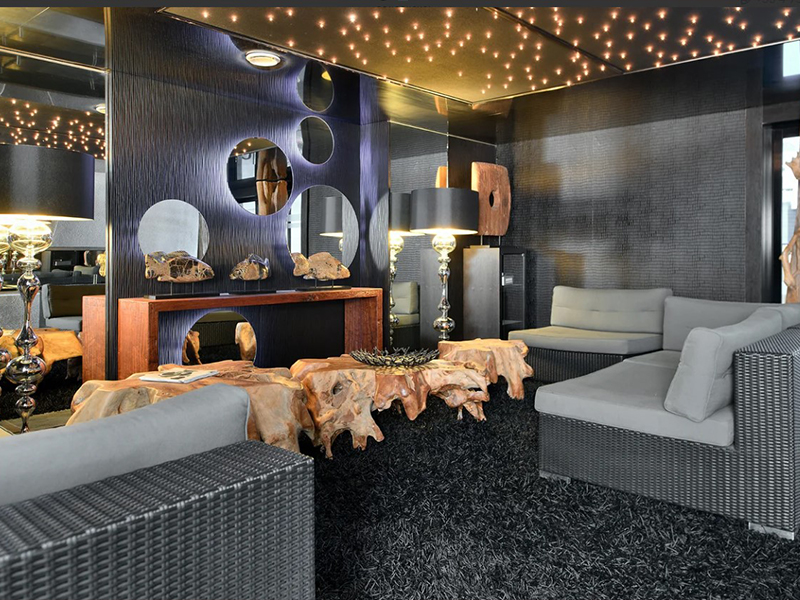 Baumanière 1850 exudes a contemporary vibe paired with warm wooden finishes. (Image Credit: Baumanière)