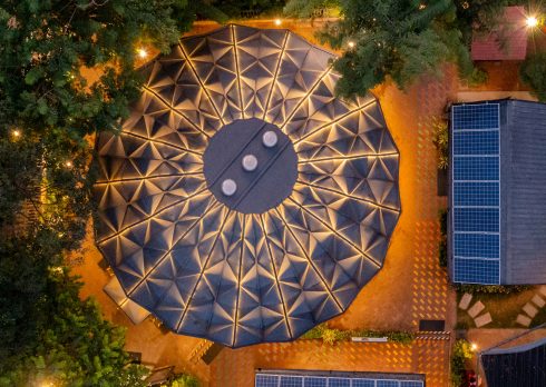 With a skin of metal, shadow and art, Darwin Bucky redefines architecture and confronts its environmental impact, leaving behind experiences, not scars on the terrain.