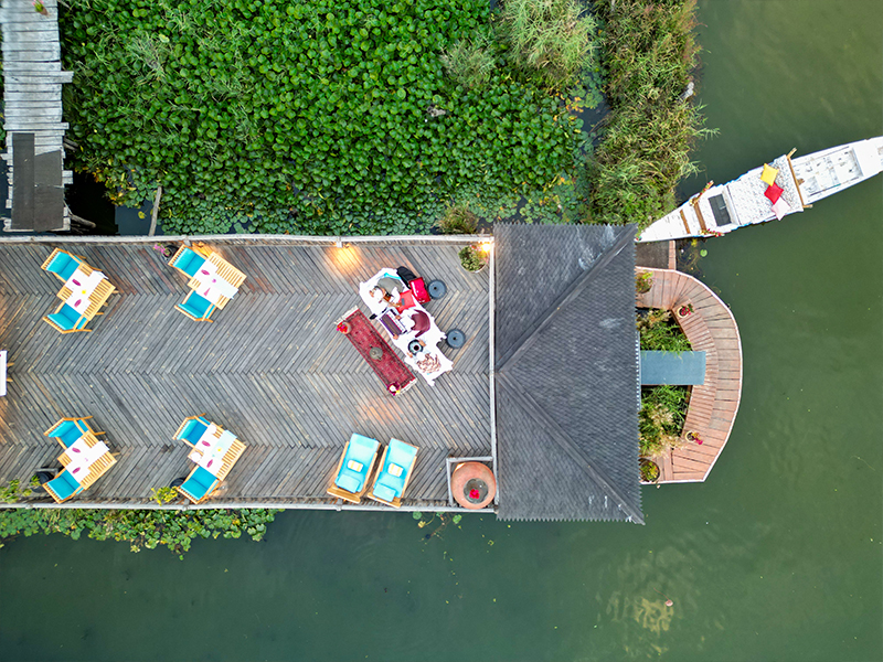 The crowning feature of Sukoon is its elevated sun deck—a marvellous perch offering uninterrupted views of the majestic Zabarwan mountains and the tranquil, dreamlike expanse of Dal Lake. ( Image Credit: Sukoon Houseboat )