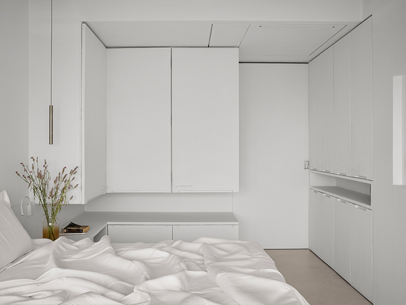 The pristine palette of the bedroom ties it together with the entire home’s monochrome aesthetic. (Image Credits: Isha Shah)