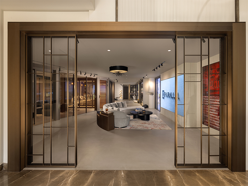 The sleek transoms and mullions of the entrance set the tone for the exquisite craftsmanship ahead. (Image Credits: Courtesy of Parallel)