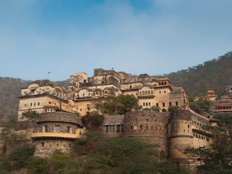 The stepped elevation of the fort displays a cascading front character. (Image Credits: Courtesy of Neemrana Fort Palace)