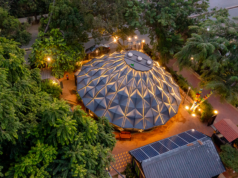 Nestled under lush tree canopies, the vibrant space called ‘Bucky Gallery and Cafe’ at Mangalbaug Residency in Ahmedabad is managed by the House of MG. (Image Credits: Vinay Panjwani)