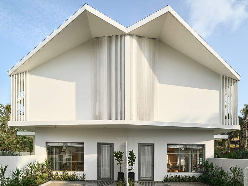 The gable roofs are sculpted in a way to mimic a seabird midflight, while the fins promote cross-ventilation, adding to the eco-consciousness of the villas. (Image Credits: Yadnyesh Joshi and Nikhil Paliwal)