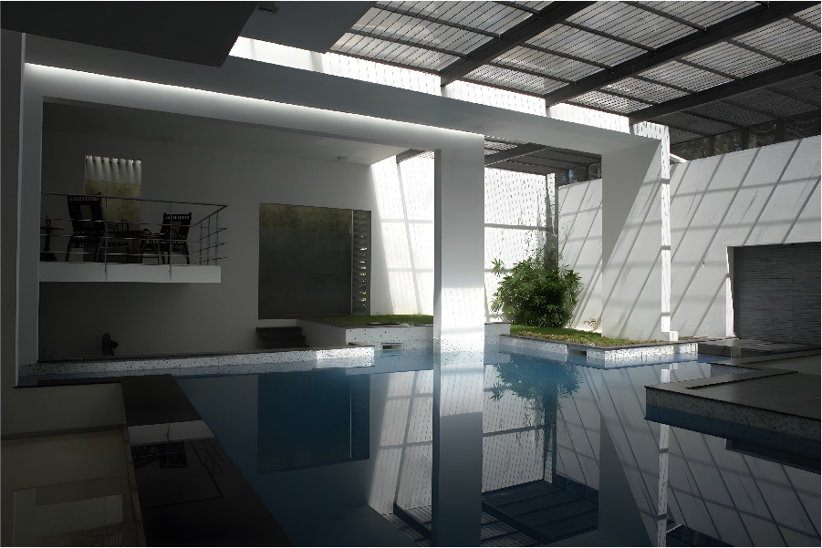 A constellation of inward-gazing balconies, minimal fenestrations, and concealed frames creates unhindered views of this central water body. (Image Credit: Ochre Architects)