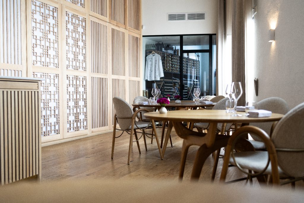 The ‘Arkade Chair’ by Danish designers Hans Bølling and Nanna Ditzel was thoughtfully selected for its seamless blend of form and comfort, lending a refined touch of Scandi elegance to the space. (Image Credit: Koan)