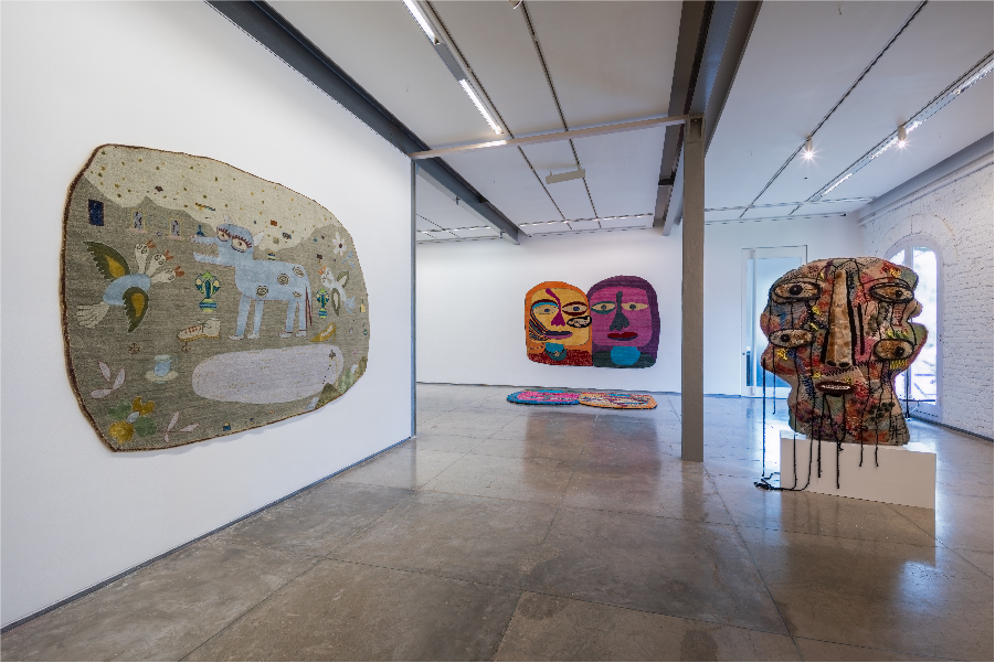 At Chemould CoLab, Gurjeet Singh’s evocative collaboration with Jaipur Rugs unfolds as a tactile ode to the lives, labour, and layered emotions of Jaipur’s artisans. (Image Credits: Courtesy of Chemould CoLab)