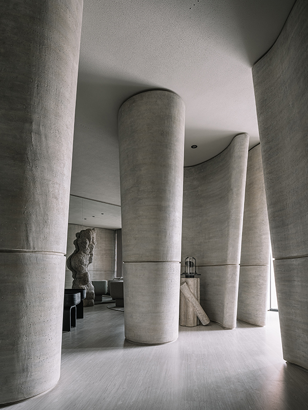 At Zaura Fine Jewels, designed by R+R Architects and Apical Reform Studio, the monochromatic design acts as a blank canvas for the bespoke jewellery. (Image Credits: Ishita Sitwala)