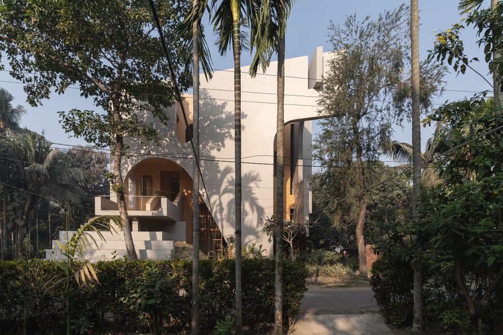 The sculpted façade, with its terracotta-hued massing and irregular arched cut-outs, evokes Bengal’s temple architecture. (Image Credits: Syam Sreeylam)
