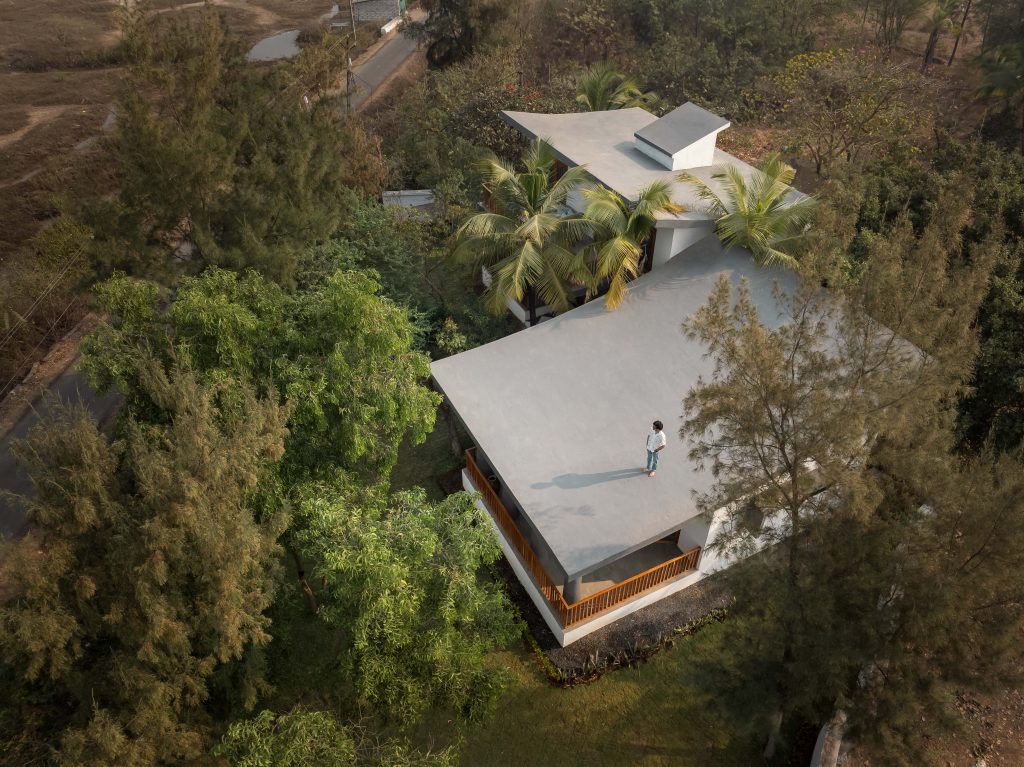 The balcony at various levels with locally sourced timber railing, along with the walkable roof, blur the boundaries between the indoors and the outdoors. (Image Credits: Ekansh Goel)
