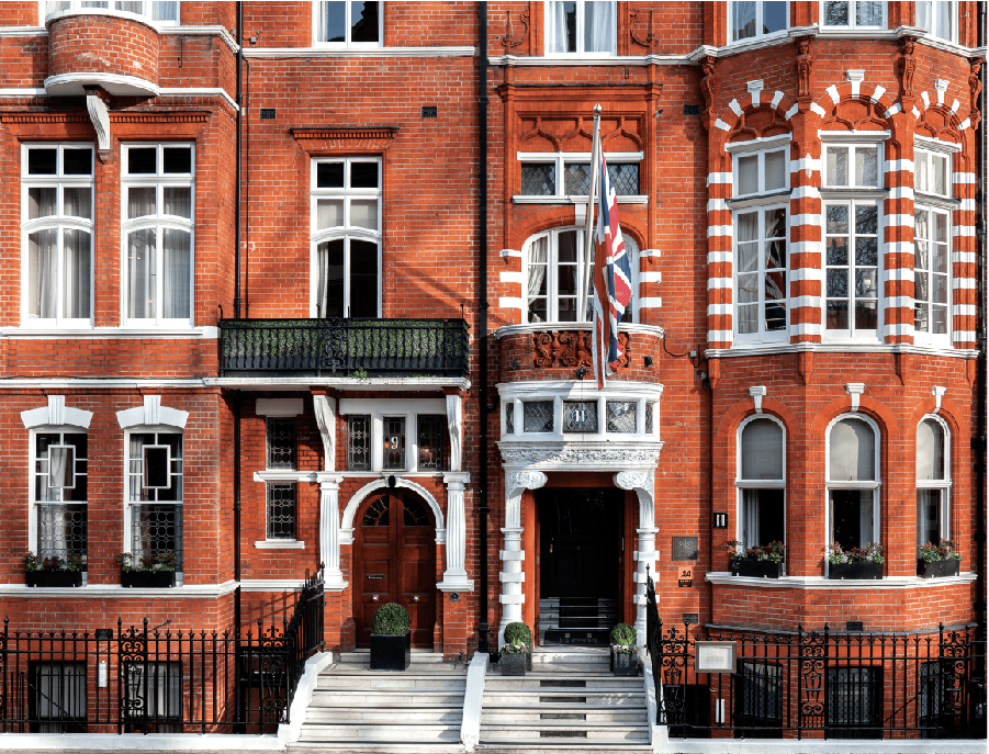 Originally built in the 19th century, the townhouse buildings are a study in redbrick grandeur, distinguished by whitewashed arches and intricate decorative glasswork. (Image Credit: 11 Cadogan Gardens)