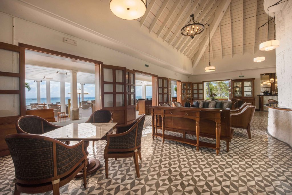 The Plantation dining space blends colonial elegance with a breezy indoor–outdoor layout, framed by stately columns and shaded beneath charming trellised roofs. (Image Credit: Residence Mauritius) 