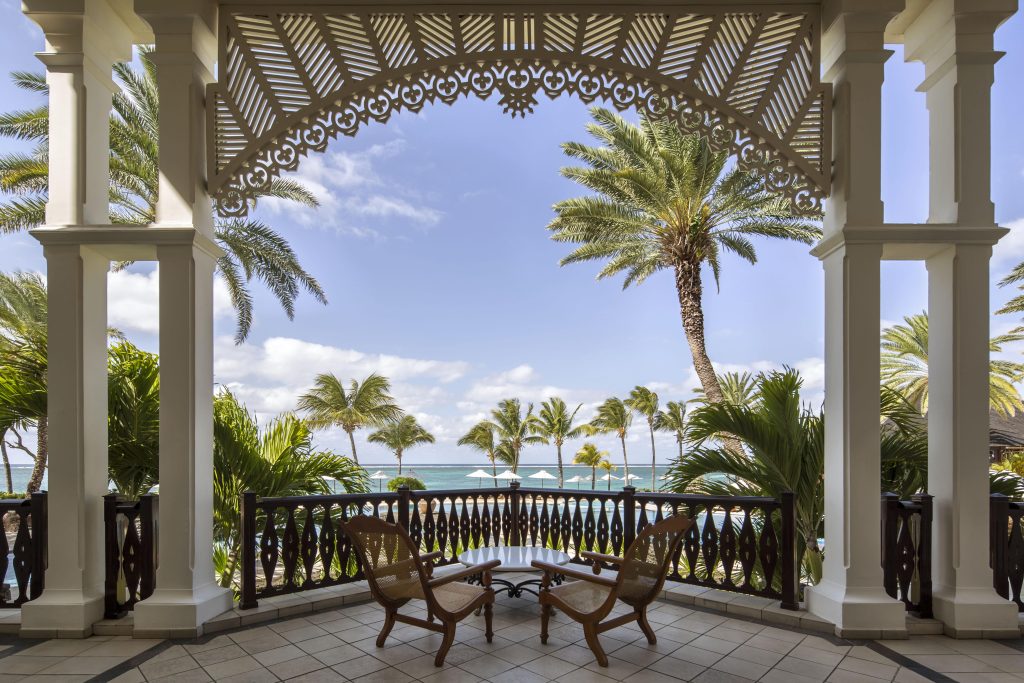 The lobby patio frames one of the resort’s most captivating ocean views, best savoured from rattan‑woven, colonial‑style plantation chairs. Image Credit: Residence Mauritius) 
