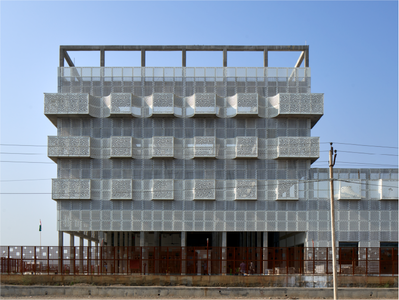 The façade, with its cantilevered gokhras and intricate jali screens, fuses climatic responsiveness with cultural resonance. (Image Credits: Edmund Sumner)