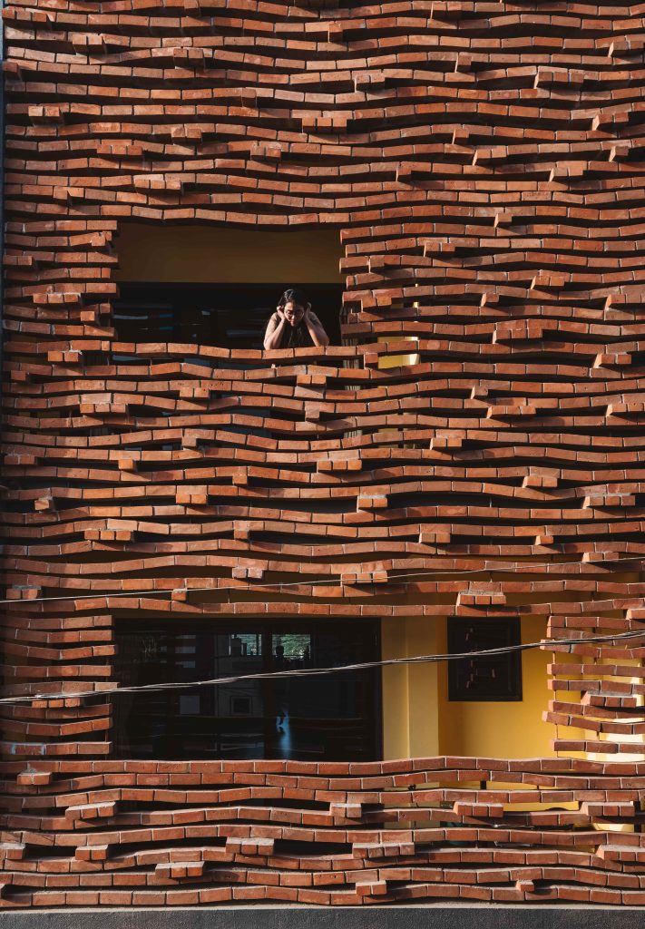The Brick Tide House and Rachna reinterpret façades, with bricks animating a cubic home through a screen that modulates light and air flow. (Image Credits: Architecture Firm) 