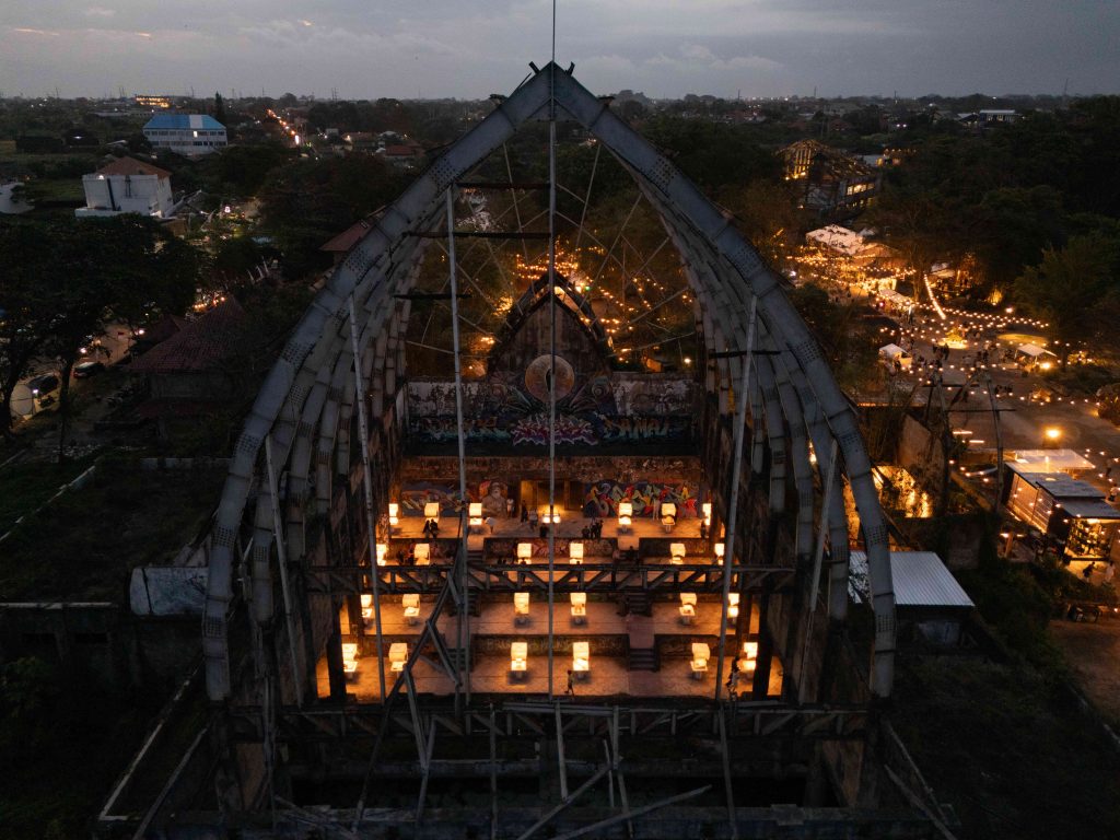 As night falls, the captivating lighting orchestrated by Binar Lighting Studio effortlessly complements the frame of the architectural facade. (Image Credit: Indra Wiras) 