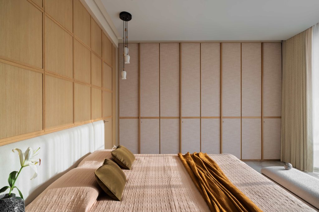 Awash in natural light, the master suite illustrates the power of simplicity done right. The lotus pendant lamps are sourced from Saijal Goenka. (Image Credits: Rohit Mendiratta)

