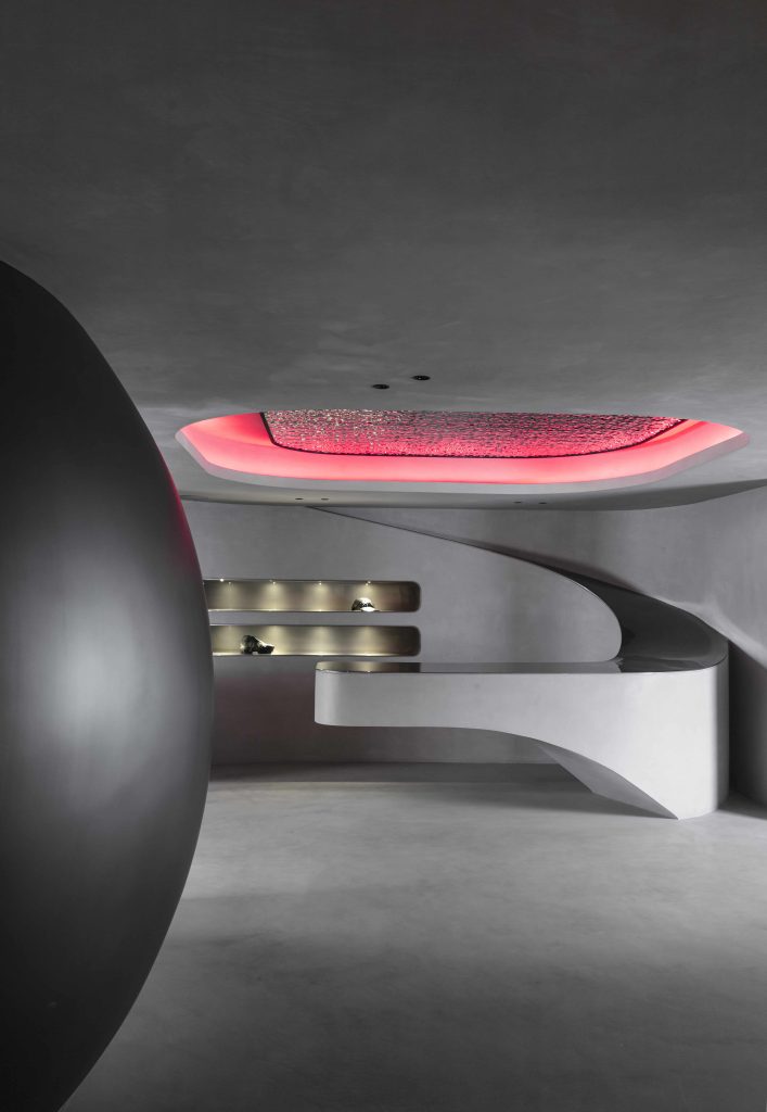 Borrowing references from couture techniques, the store’s interiors redefine spatial dynamics through curvilinear forms. (Image Credits: Niveditaa Gupta) 