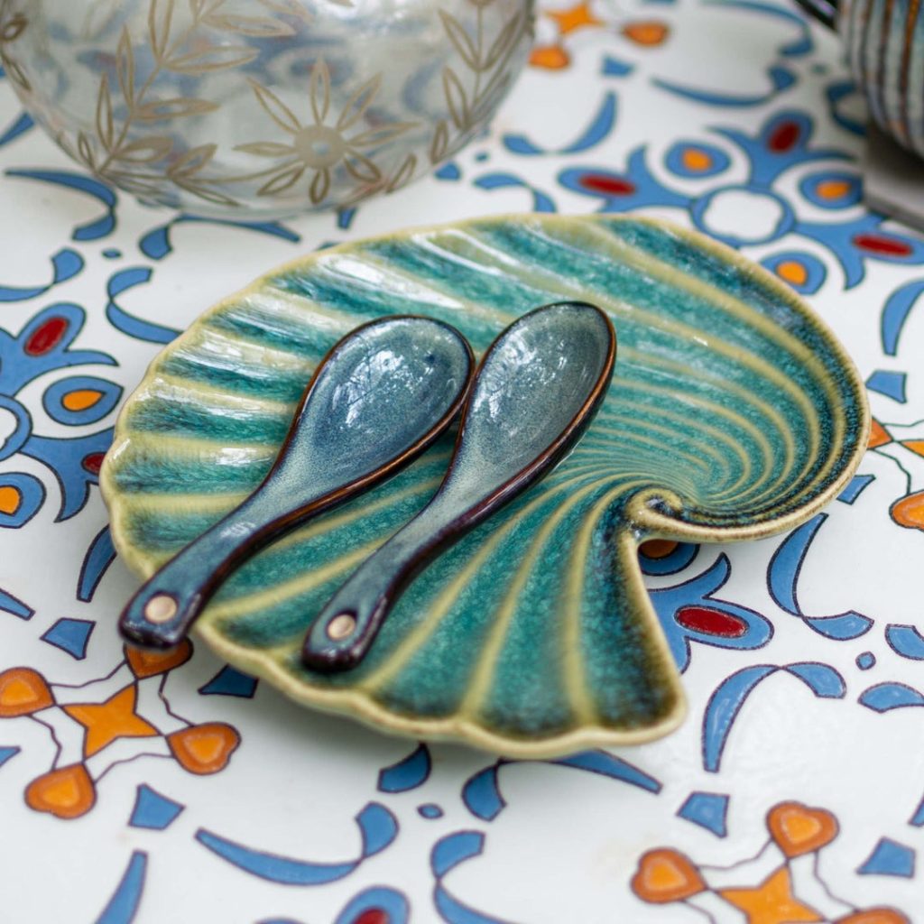 Mona Salad Server Snail Plate. Price - ₹1,799 (Image Credits: Beruru)