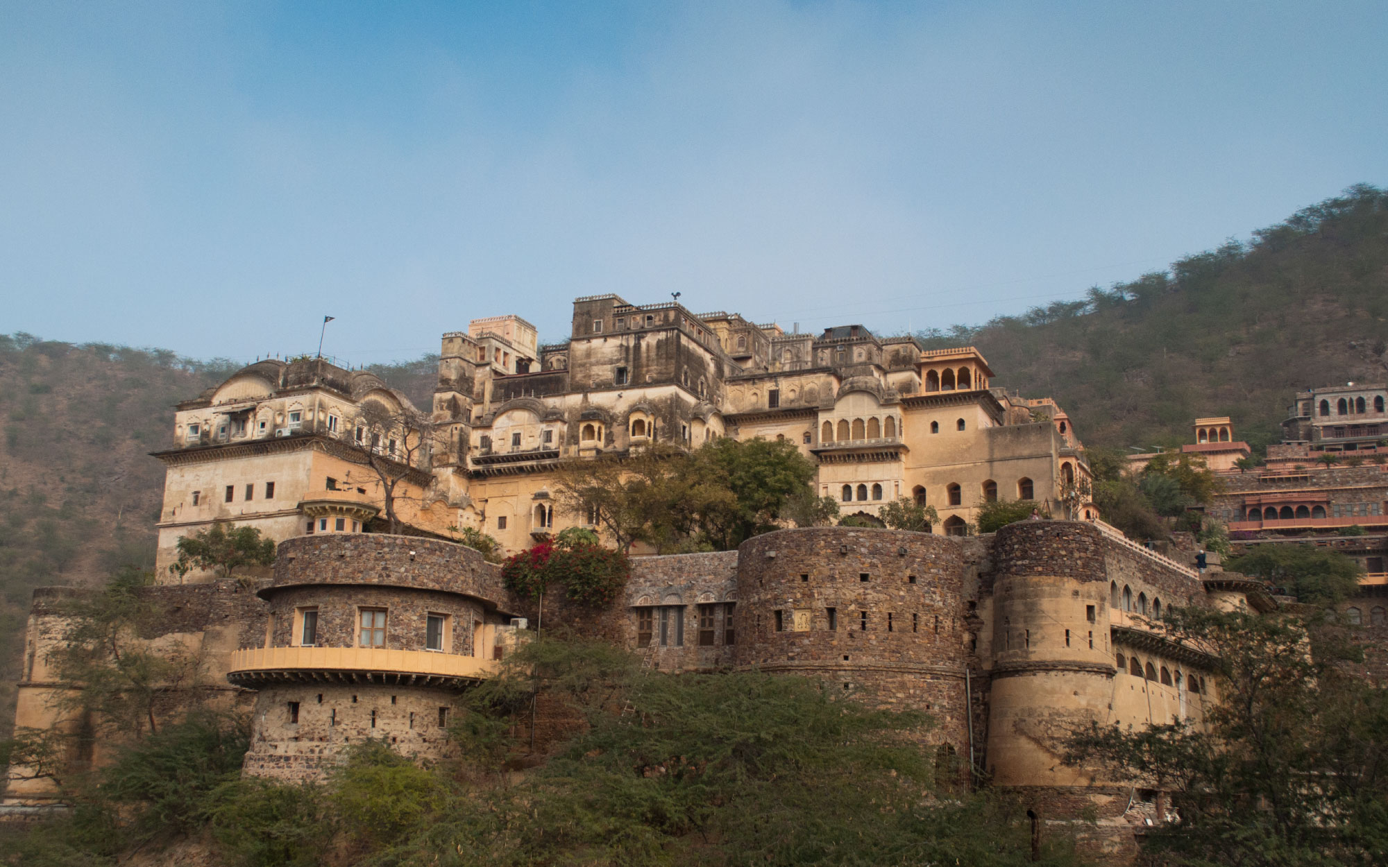 The stepped elevation of the fort displays a cascading front character. (Image Credits: Courtesy of Neemrana Fort Palace)