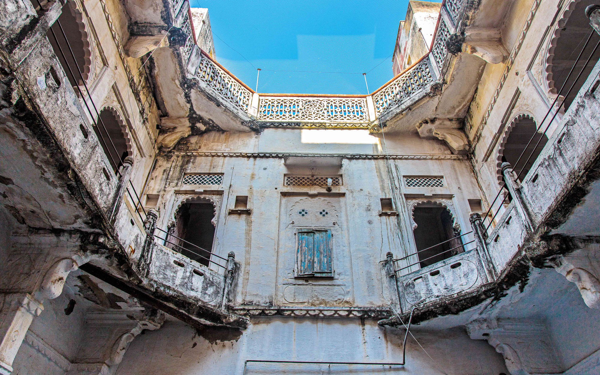 The nifty ridges on the arches at Bichli Haveli in Udaipur pay homage to the indigenous craftsmanship that mastered the skills. (Image Credits: Avesh Gaur)