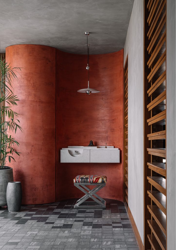 Across the foyer, a courtyard houses a prayer area with lighting by Smart Light and a seat by HM Furniture. (Image Credit: Ishita Sitwala)