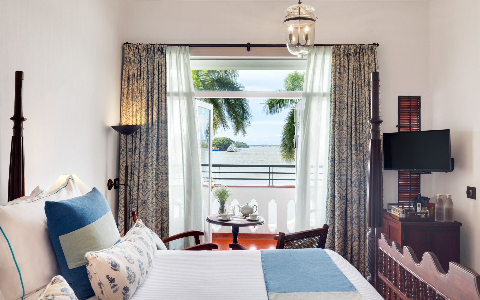 Brunton Boatyard’s Sea Facing Rooms comprise a bedroom, bathroom, foyer and patio offering sweeping views that are perfect for watching dolphins play and sunsets over Vypin Island. (Image Credits: CGH Earth)