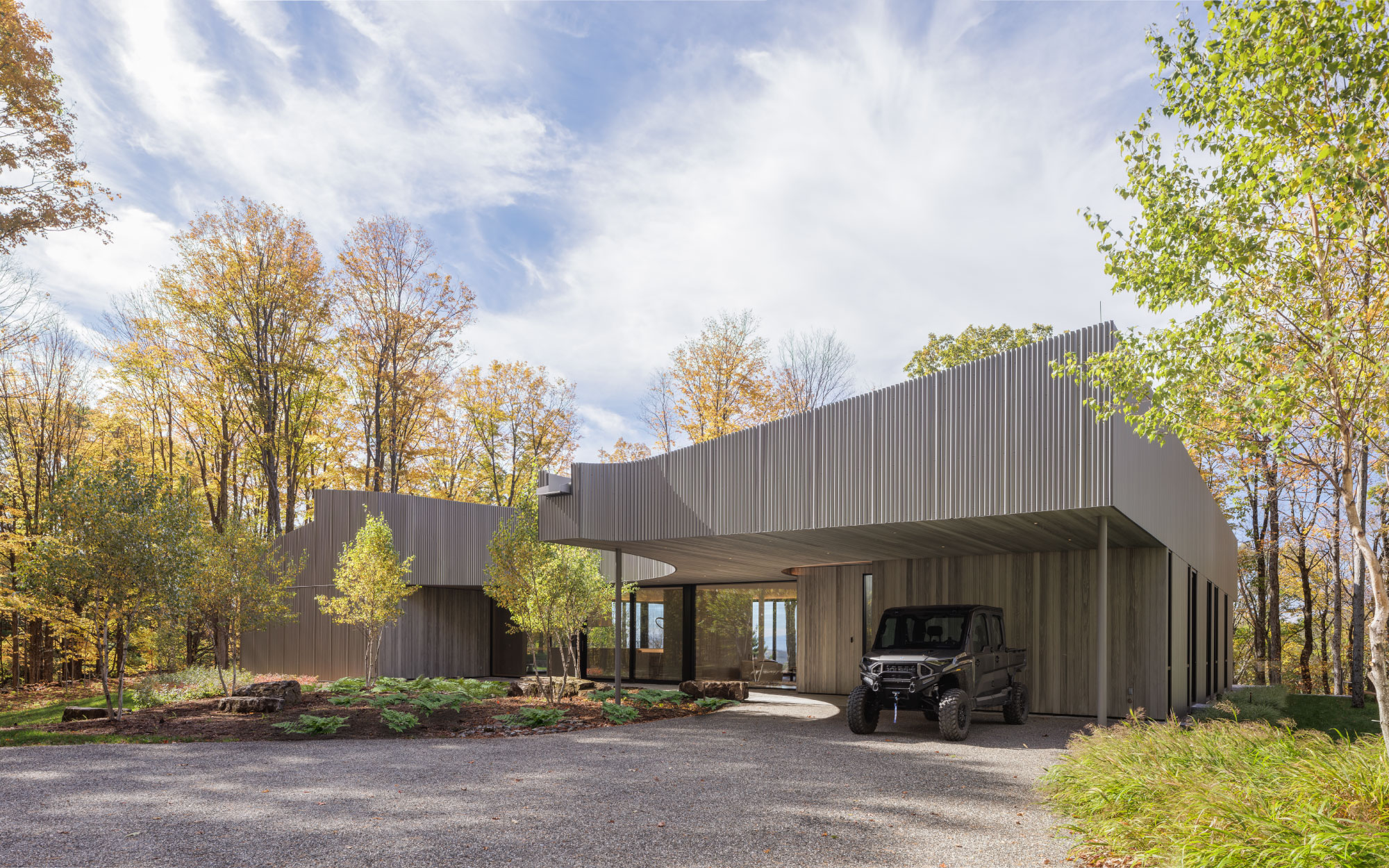 Chatham Residence and Farm in upstate New York. Its roof is inspired by the curving shape of oak leaves found on the site, which cast playful arcs of light and shadow on the ground. (Image Credits: Paul Warchol)
