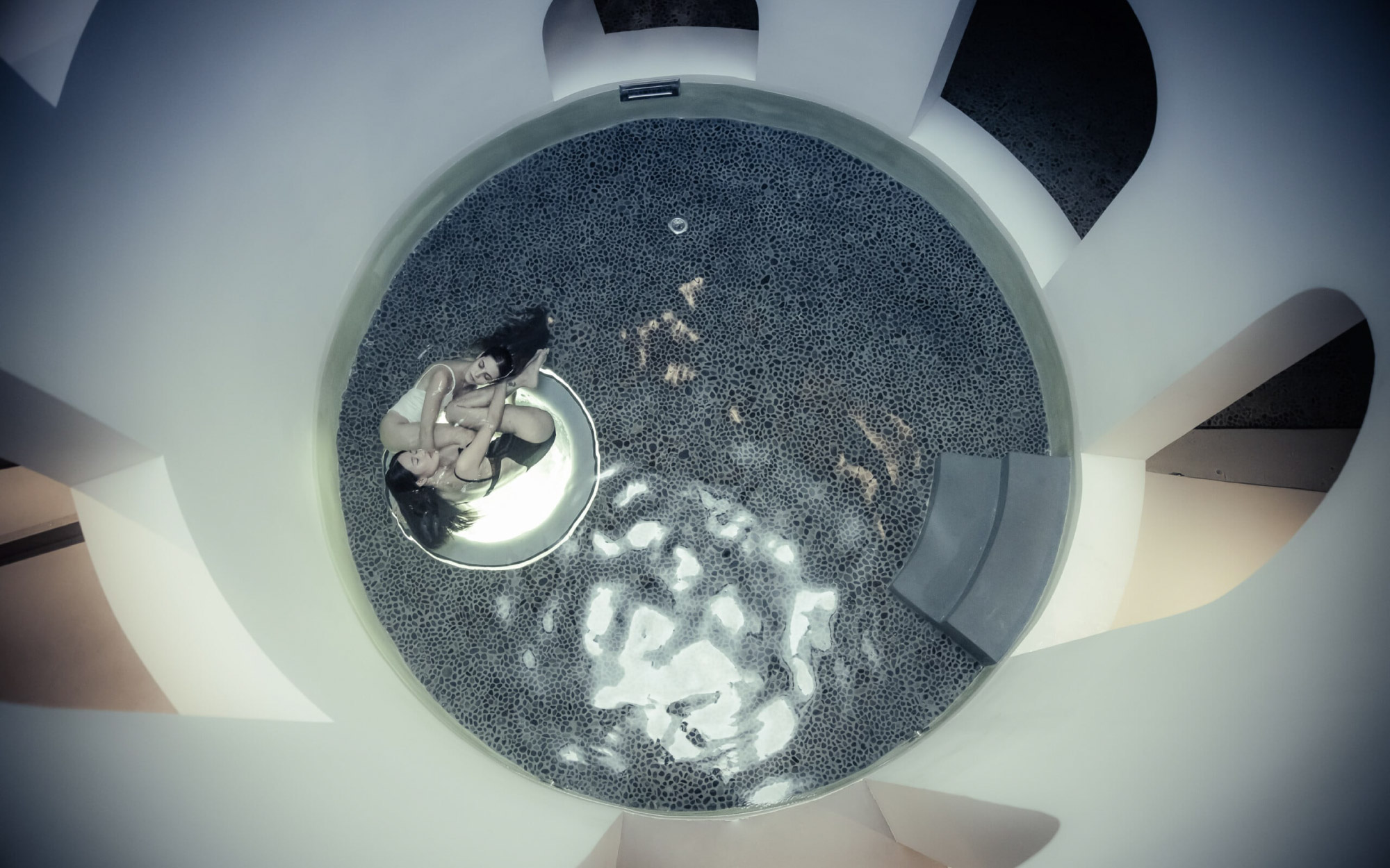 Kneipping is rooted in a sequence of therapeutic water affusions, complemented by barefoot walking, pebble paths, and immersion baths. Here, the ritual is centralised within a sculptural stepwell and its alternating footbaths, distilling the full benefits of Kneipp therapy (Image Credit: Euphoria Retreat)