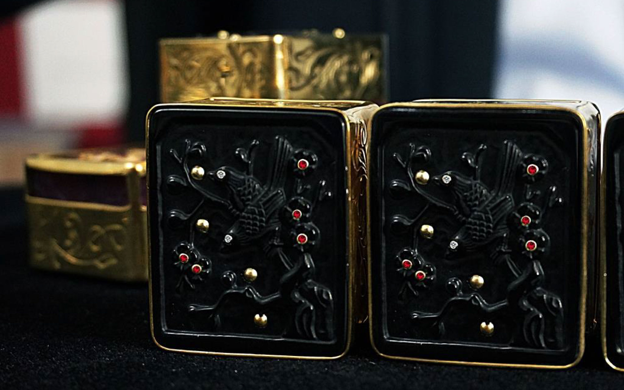 The back of each tile draws from the game’s name and lore, where sparrows rendered in black obsidian reference mahjong’s legendary past. (Image Credits: S.T. Dupont)