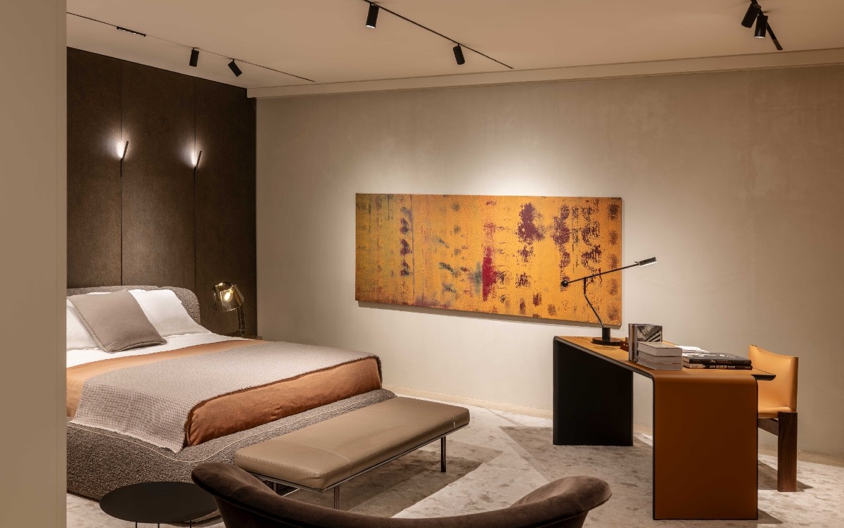 The Molteni&C Night Collection unfolds as an intimate sanctuary, where the Theo bed by Yabu Pushelberg is complemented by the Aria desk by Vincent Van Duysen and the Monk chair by Afra and Tobia Scarpa. (Image Credits: Courtesy of Molteni&C)