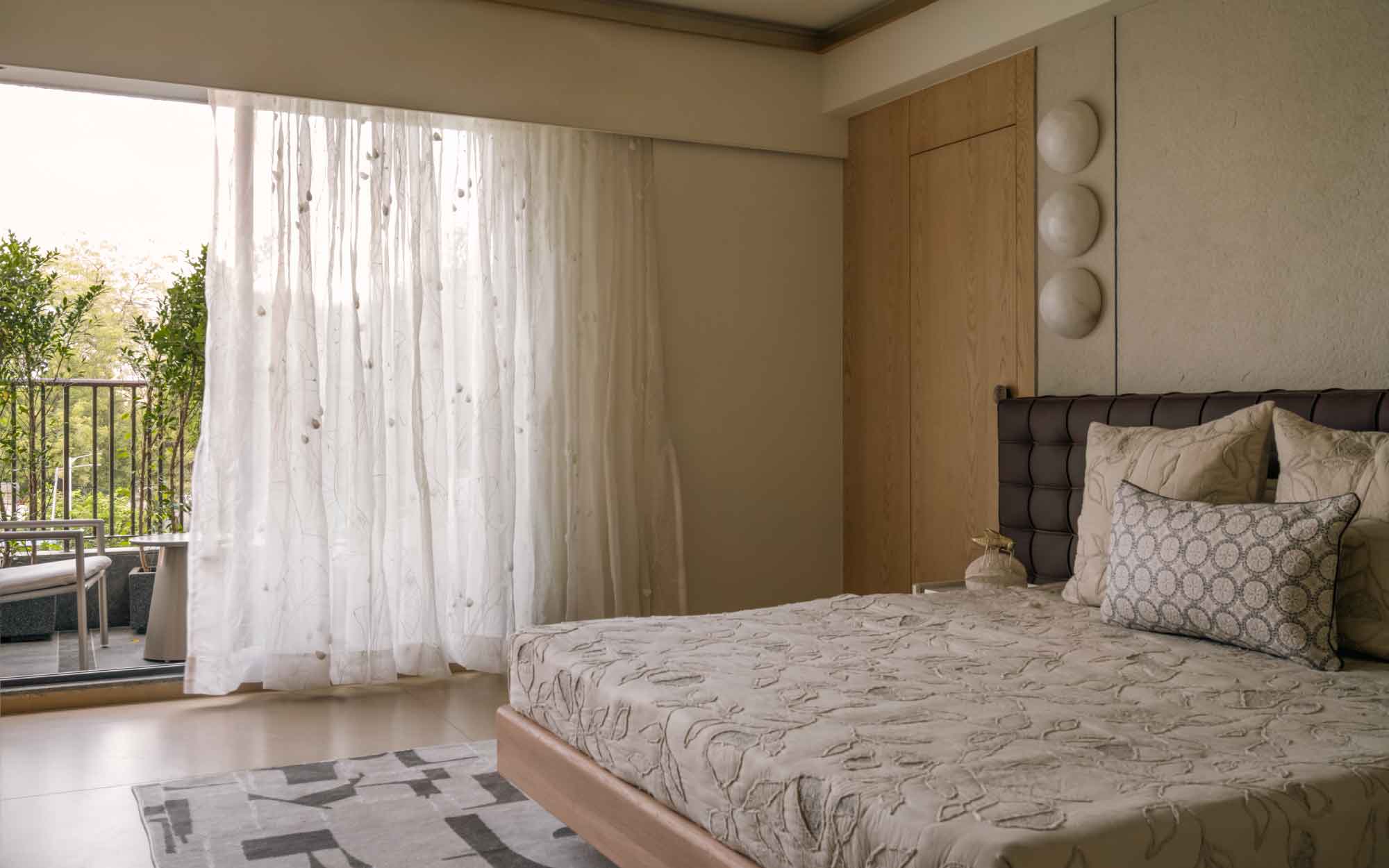 The bedroom is designed to embrace the outdoors inside, within a natural, earthy palette. The beddings and curtains are from Raiff by Arodrape. (Image credits: Murtaza Gandhi)

