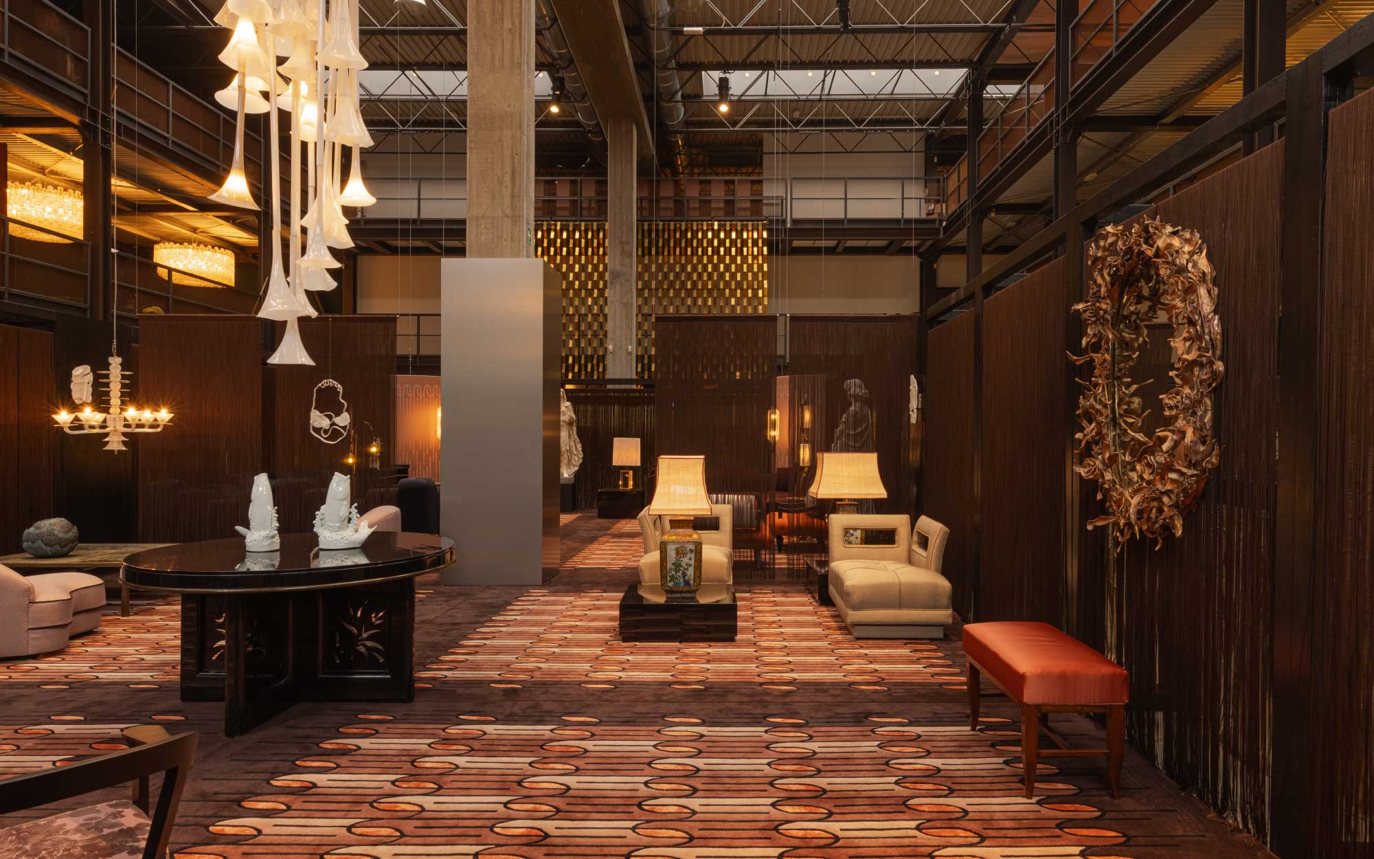 The ground floor opens into a generous spatial field, punctuated by seating nooks and statement pieces that shape an immersive choreography of welcome. (Image Credits: Alejandro Ramírez Orozco)