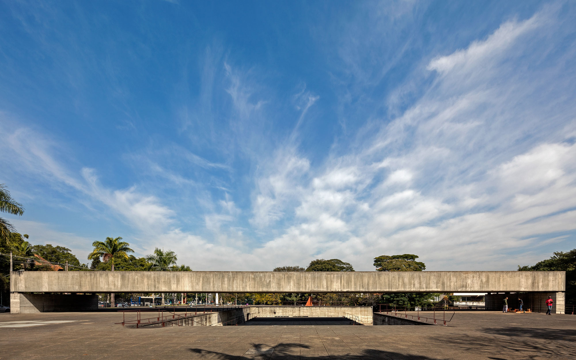 With a colossal concrete beam floating above an open plaza, the Museu Brasileiro de Escultura (MuBE) transforms museum architecture into a powerful landscape of light, void, and gathering. (Image Credits: Leonardo Finotti)