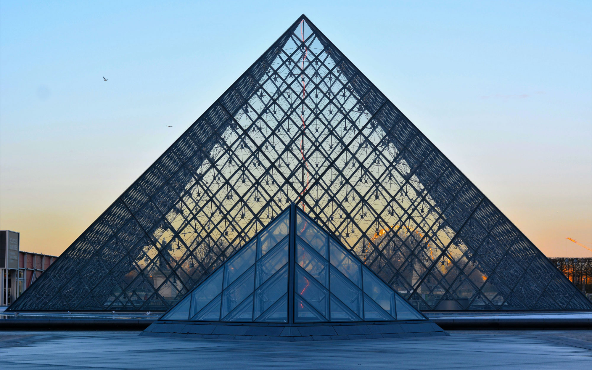 The pyramid’s sloping planes echo the Louvre’s mansard roofs. (Image Credits: Abdel Achkouk from Pexels)