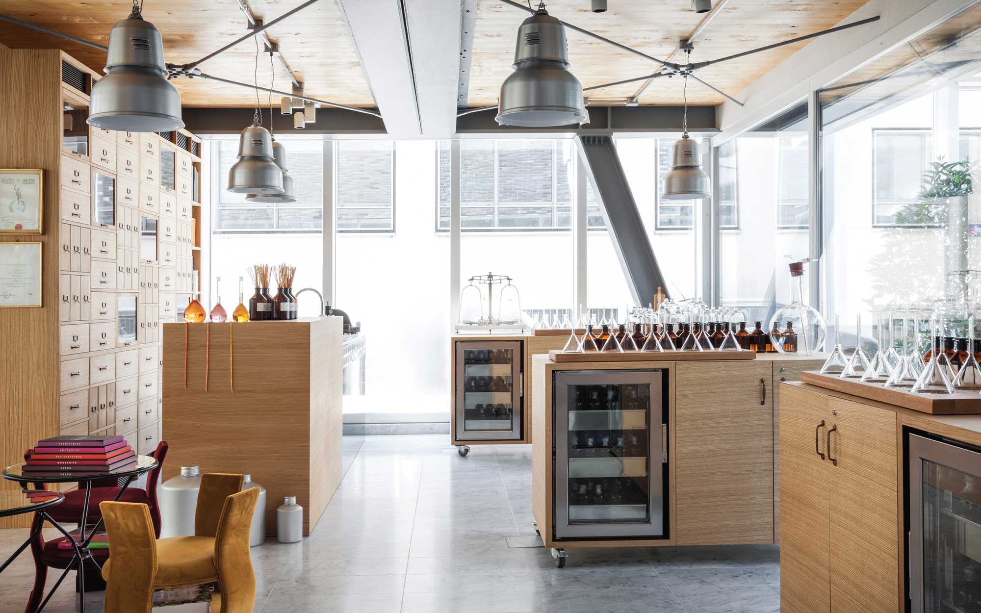  Guests are invited to immerse themselves in a world of rare ingredients and refined essential oils—rediscovering the signature fragrance of their suite or curating a scent that resonates on a deeply personal level. (Image Credit: Magna Pars L’Hotel à Parfum ) 