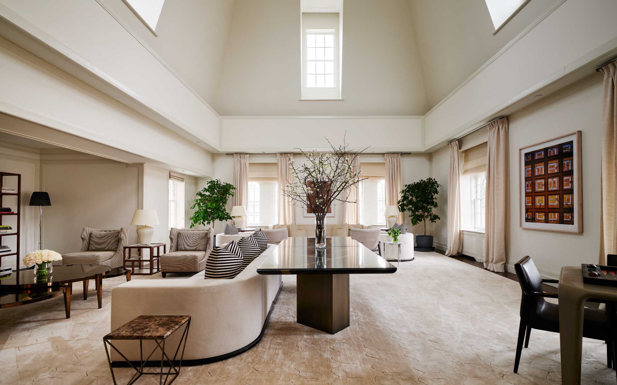 At The Mark, the suites scale from refined junior layouts to expansive multi-bedroom residences, each conceived with foyers, living rooms, kitchens, and sweeping city or park views, blurring the line between hotel stay and private homes. (Image Credits: Adrian Gaut)

