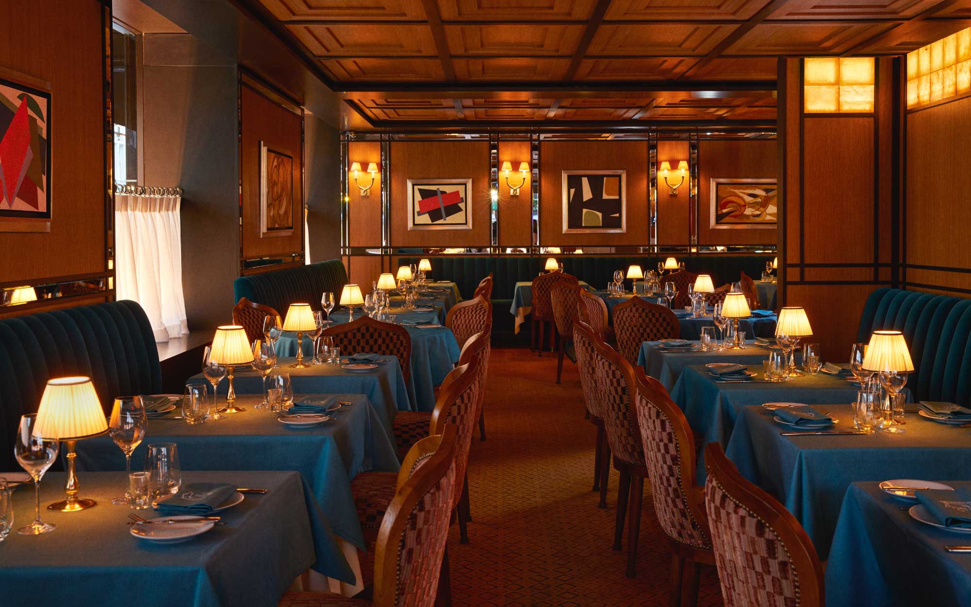 At Caviar Kaspia, Parisian caviar ritual is translated into an intimate Upper East Side setting, where austerity and understated glamour take precedence over spectacle. (Image Credits: The Mark)
