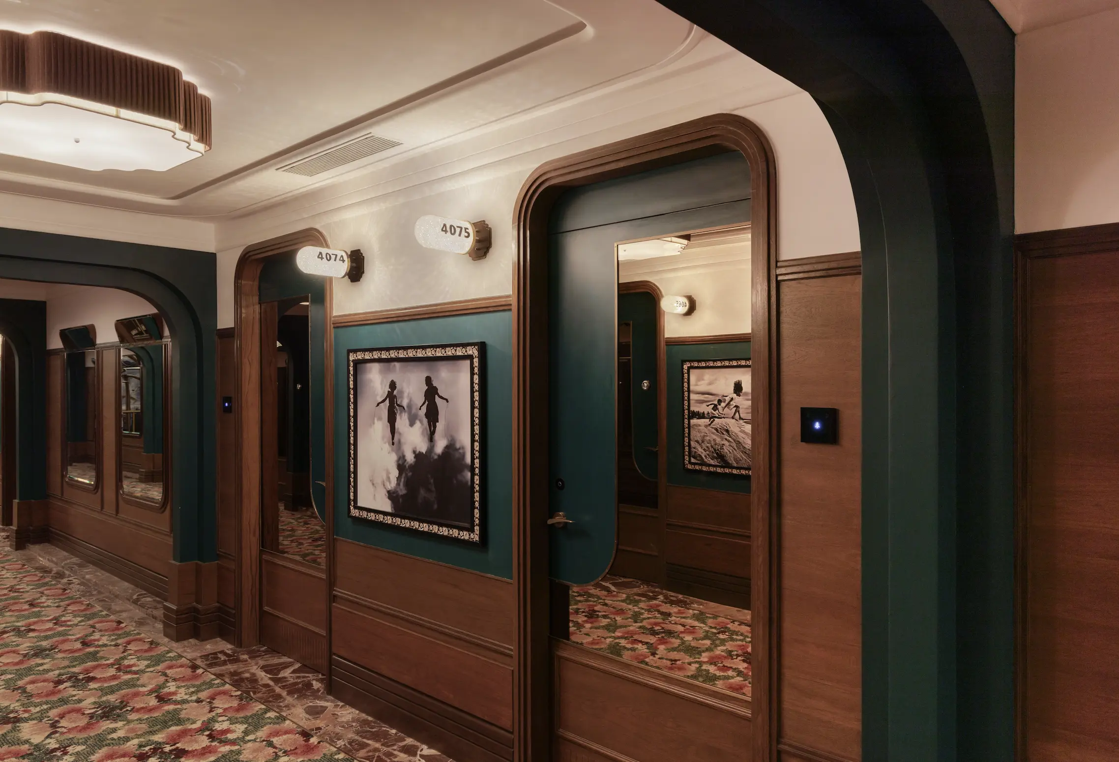 Wooden arches rhythmically frame the passageways, while mirrors placed at regular intervals soften the linearity and expand the sense of space. Carefully curated artworks and sculptural objects punctuate the corridors, encouraging guests to pause. ( Image Credit: Roswyn - A Morgans Original Hotel) 