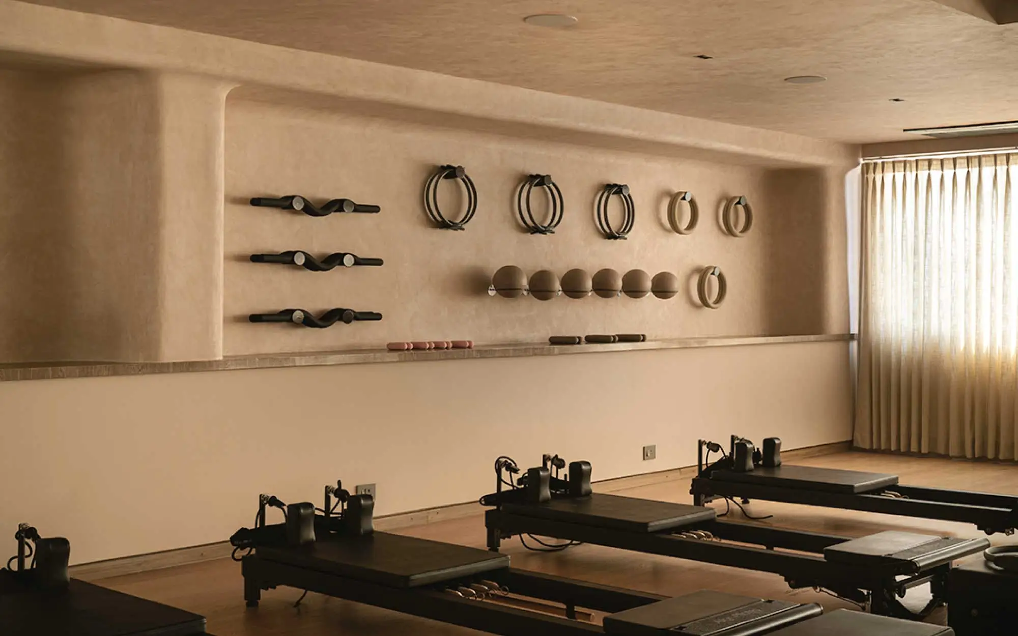 Lime plaster walls, curved silhouettes and abundant light largely shape the Pilates room at Hyderabad’s Kōr Klub. (Image Credit: Nayan Soni)
