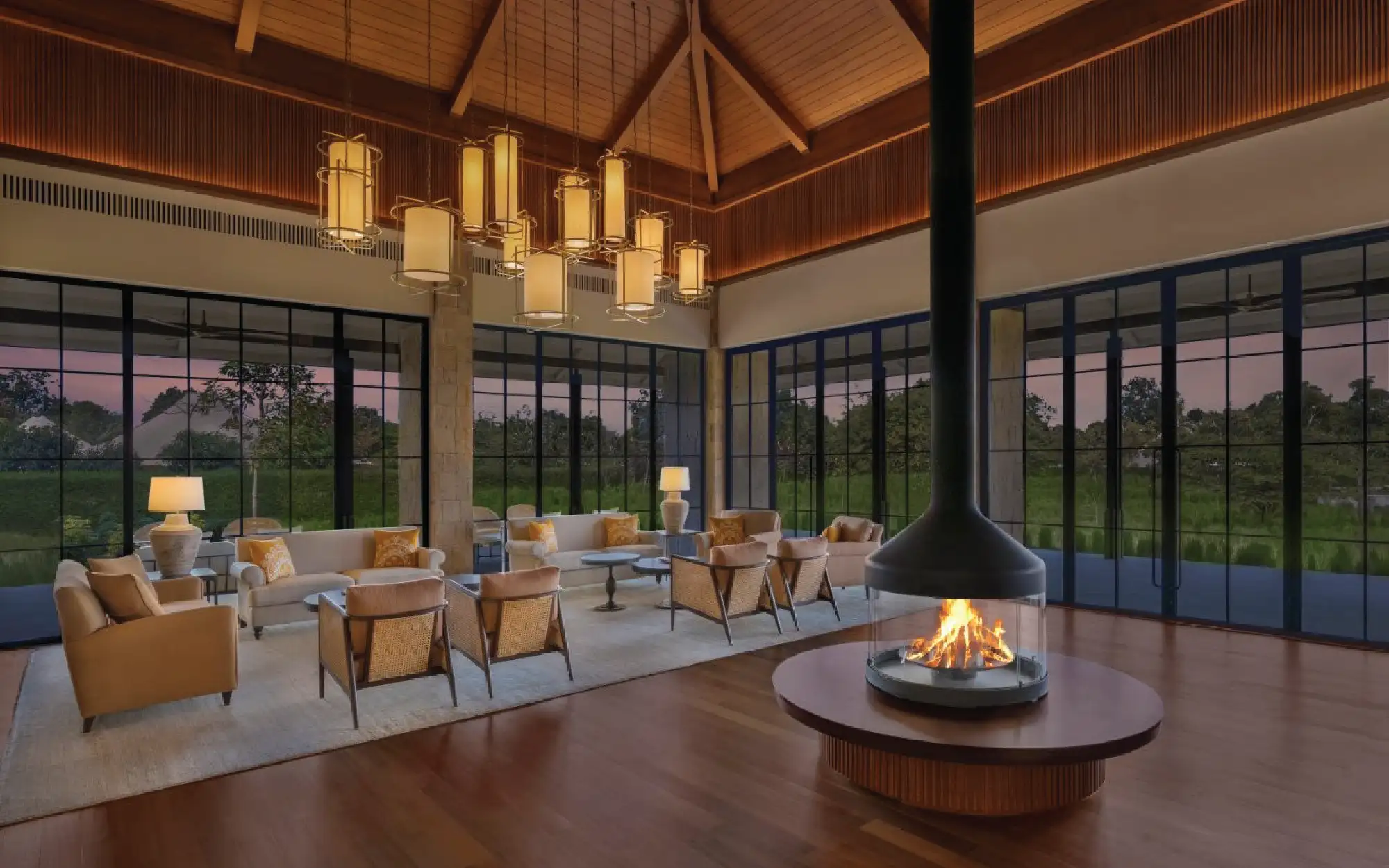 From interactive lakeside cookouts to the opulent Royal Baghelkhand dinner, every meal is a tribute to the region's rich culinary heritage. (Image Credits: Oberoi Hotels & Resorts)