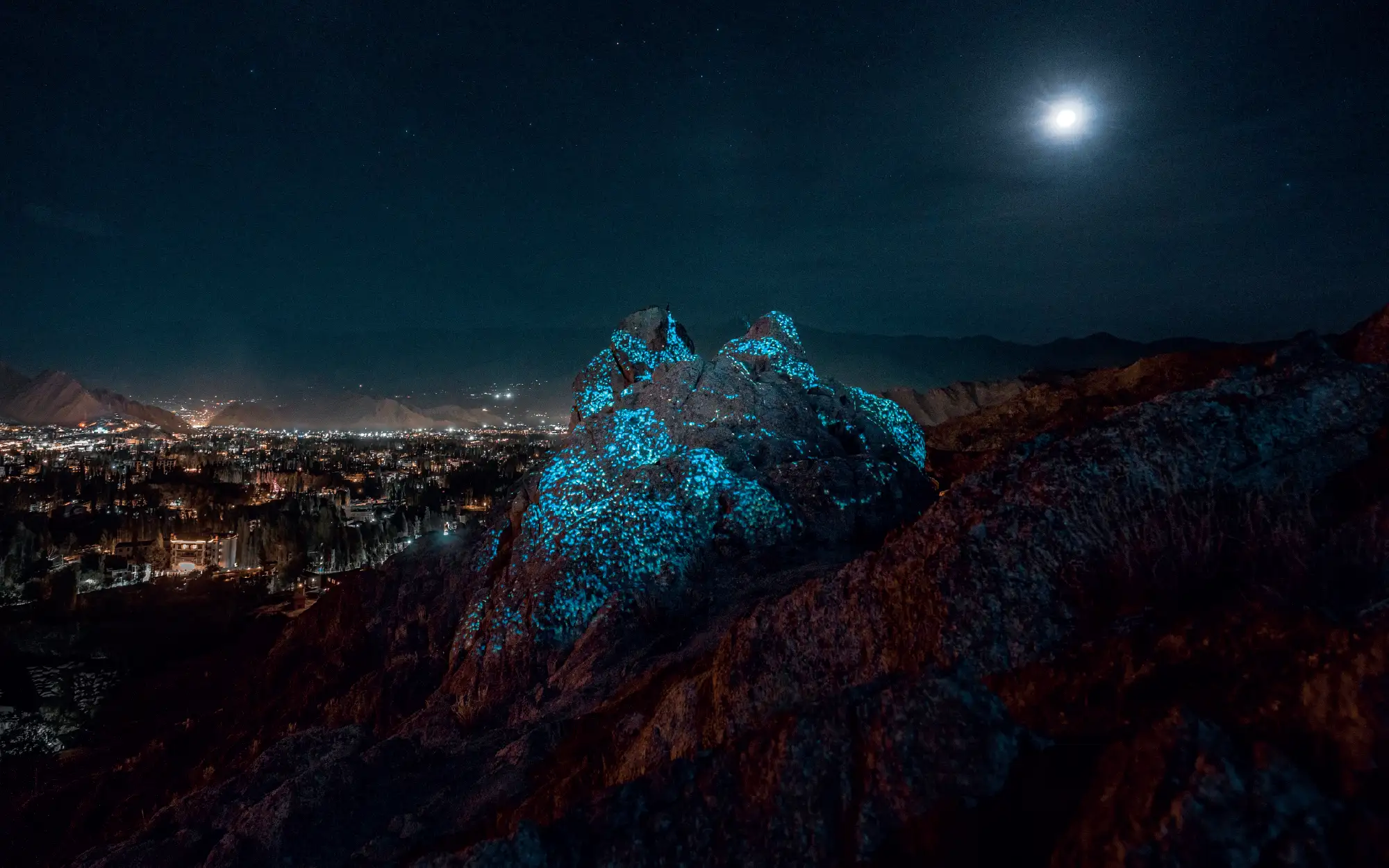 ‘CHU’, 2023, by Philipp Frank, Germany, sā Ladakh - Edition One 2023, light waves on rugged terrain, at Diskovalley Bike Park, Leh, Ladakh, India. (Image Credits: Philipp Frank, courtesy of sā Ladakh Biennale)
