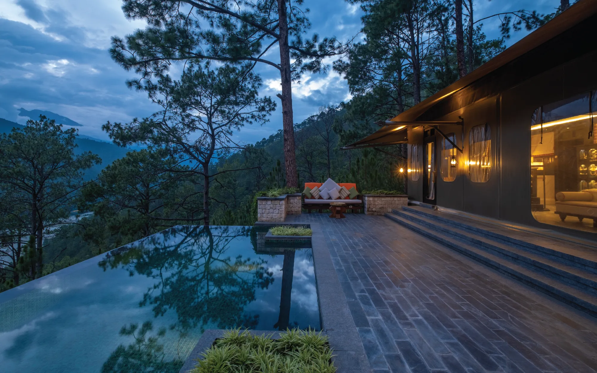 For those who believe a view can make or break a stay, request one of the villas perched near the crest of the hill. The reward is a cinematic panorama of the Mo Chhu Valley, where forests, mountains and river converge. (Image Credit: Pemako Bhutan)